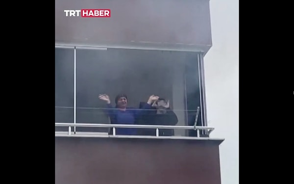 Mezun olan minikler keplerini öğretmenleri ile birlikte atmak istedi. Görseli