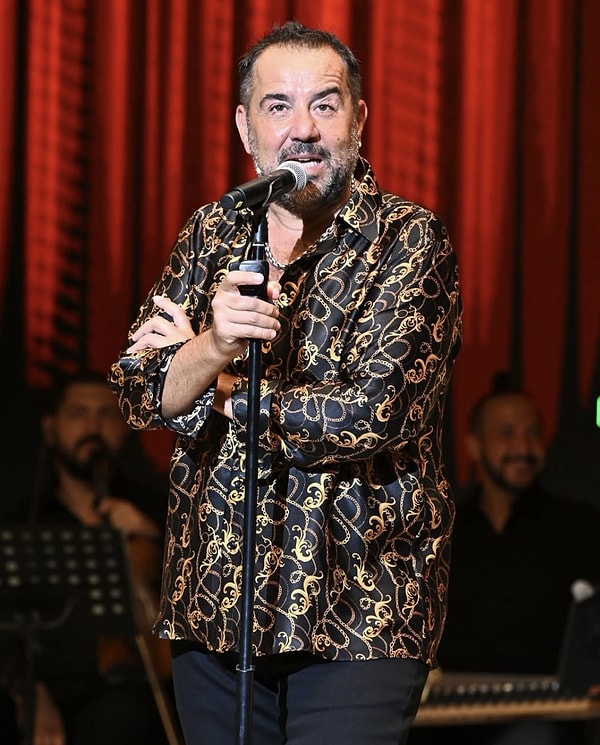 Uzun yıllardır Bozcaada'da yaşayan, şimdilerde de tam yaz arifesinde Bozcaada'nın en güzel döneminin keyfini çıkaran Ata Demirer, bu sefer kendisini epey sinirlendiren bir hadiseyle gündeme oturdu.