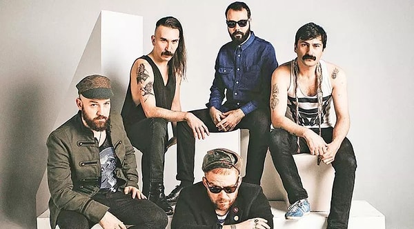 Grup üyeleri konser için İngiltere'ye vize başvurusunda bulundu.