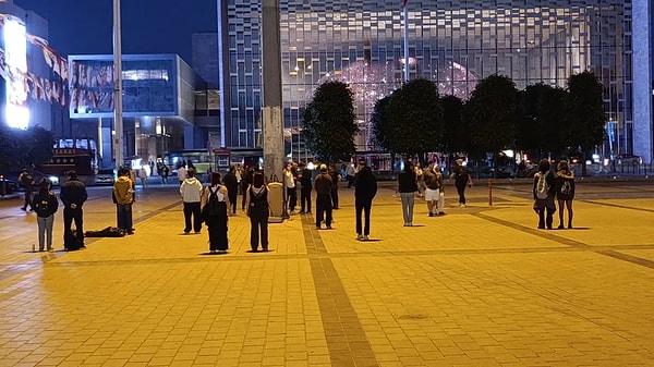 Taksim AKM'nin önünde durma eylemi yapan kişilerin polis tarafından ablukaya alındığını duyuran Meltem G., eylemcilerin gözaltına alındığını paylaştı. Görseli