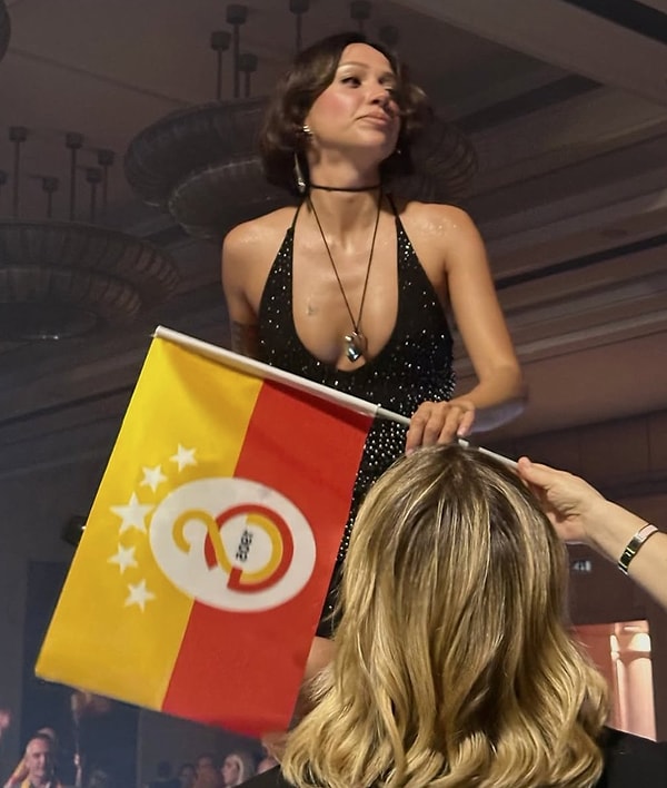 28 Mayıs 2025 gecesi düzenlenen Galatasaray'ın şampiyonluk kutlamasında sahne alan şarkıcı Zeynep Bastık, sahnede yaptığı bir açıklama nedeniyle bazı taraftarların tepkisini çekti.