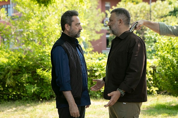 Cevher'in 11 yıl sonraki dönüşü ve dizideki hikayesi hakkında spoiler veren Nail Kırmızıgül, Cevher'in bıraktığımızdan çok daha kötü olduğunun da altını çizdi. Görseli