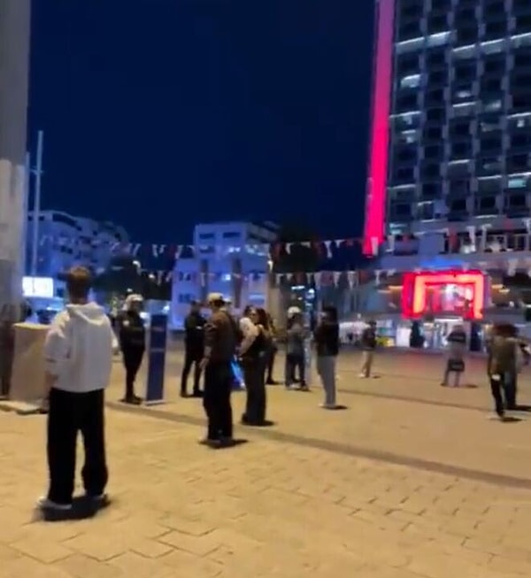 Gezi Parkı eylemlerinin 12. yıldönümü dolayısıyla eylemciler Taksim Meydanı'nda bir araya geldi. O dönemde yapılan "Duran Adam" diye bilinen eylemi yapan gençler gözaltına alındı.