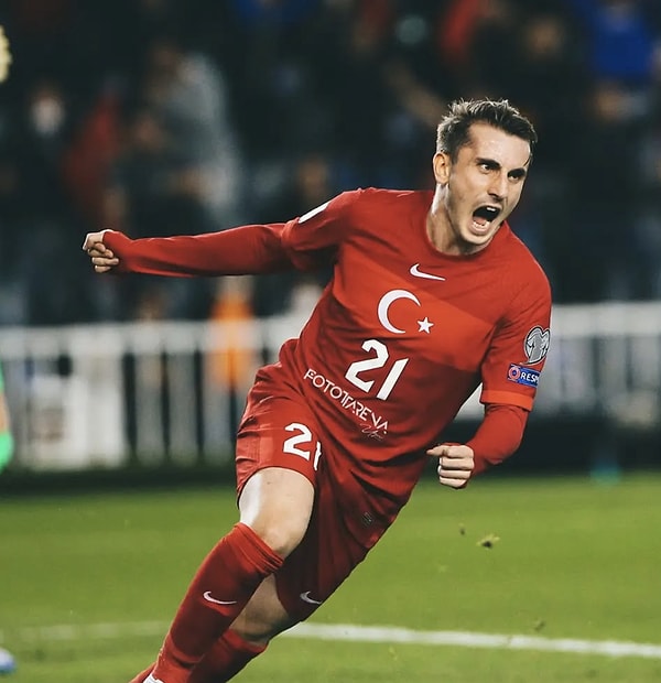 Türk futbolunun son yıllardaki en parlayan yeteneklerinden biri olan Kerem Aktürkoğlu, sadece sahada değil, özel hayatıyla da öne çıkan isimlerden biri. Görseli