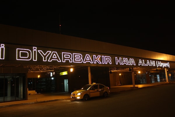 Edinilen bilgiye göre, Diyarbakır Havalimanı, pistte oluşan çatlak nedeniyle akşam saatlerinde geçici olarak uçuş trafiğine kapatıldı.