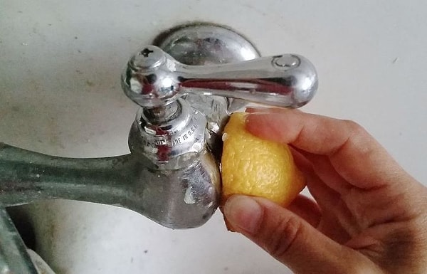 4. Limonla muslukları parlatmayı deneyin.