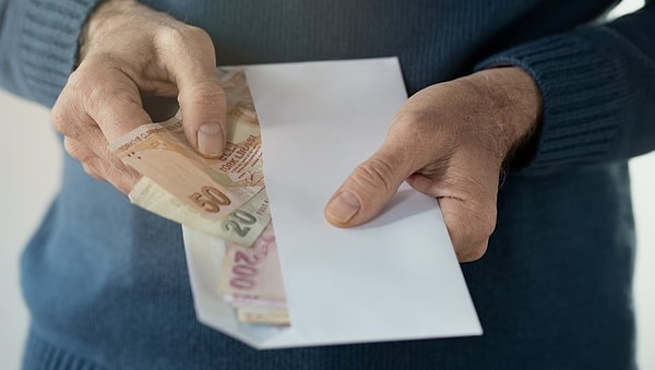 Çalışma ve Sosyal Güvenlik Bakanı Vedat Işıkhan emekli vatandaşların bayram ikramiyesi ödemeleri tarihlerini açıkladı.