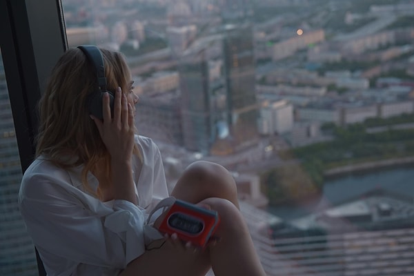 Lo-fi’ın gücü bu yalnızlığı çok derin bir şekilde paylaşmasında gizli.
