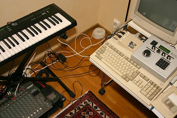 Lo-fi, adını düşük doğruluk veya doğruluğu sapmış anlamına gelen “low fidelity” açılımından alıyor.