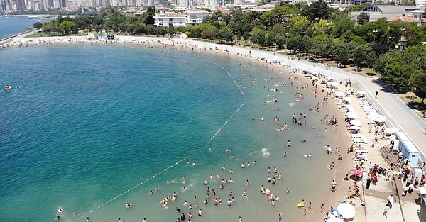 Şile'de bazı plajlarda giriş ücreti 300 lirayken bazı plajlar ise 800 liraya kadar çıkabiliyor. Görseli