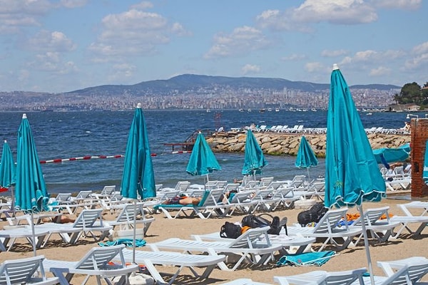 Özel işletmelerin bulunduğu Büyükada ve Heybeliada’da, giriş ücretleri hafta içi 600 TL’den başlayıp hafta sonu bin 500 TL’ye kadar yükseliyor. Görseli