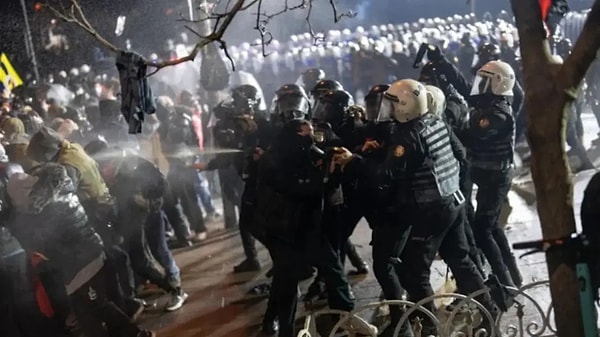 Ekrem İmamoğlu'na destek eylemlerinde gözaltına alınan ve “Cumhurbaşkanına hakaret” suçlamasıyla 14’ü tutuklu 16 gencin davasının ilk duruşması bugün görüldü.