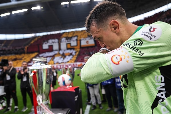 Okan Buruk'tan jest... Görseli