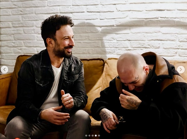 Tarkan ikilinin gülümsediği anları da paylaşmayı ihmal etmedi!