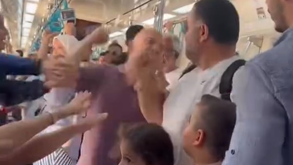 Bir baba iki çocuğunun yanında iki kişi tarafından saldırıya uğradı. Görseli