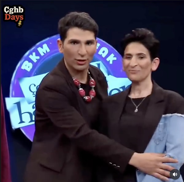 Annesinin taklidi annesine gerçeğinden daha çok benzeyince kahkaha tufanı oluştu.