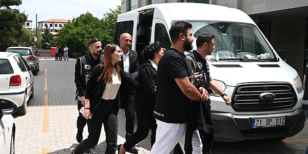 Sağlık raporunun ardından şüpheliler adliyeye sevk edildi. Görseli
