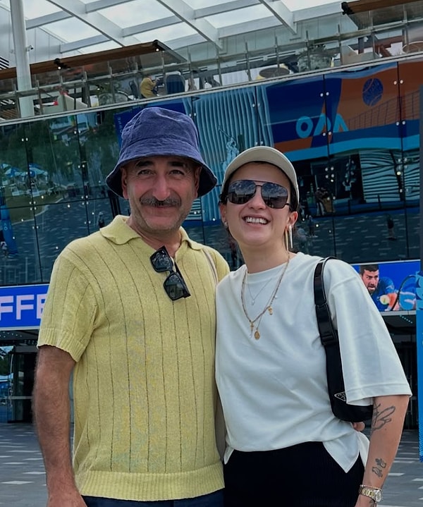 Melike Şahin’in özel hayatı pek göz önünde olmasa da, kendisi uzun yıllardır ilişki yaşadığı Sedat Arpalı ile 2023 senesinde dünyaevine girmişti.