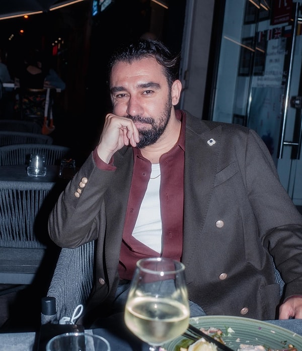 Melikşah Altuntaş, sadece yönetmen ve senarist kimliğiyle değil, sosyal medyadaki eğlenceli paylaşımları ve stand-up performanslarıyla da dikkat çeken isimlerden biri haline geldi. Görseli