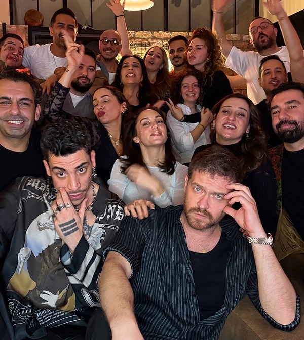 Instagram ve YouTube kanallarında yaptığı film-dizi yorumlarıyla konuşulan Melikşah Altuntaş aynı zamanda ünlü isimlerle olan yakınlığıyla da biliniyor. Görseli