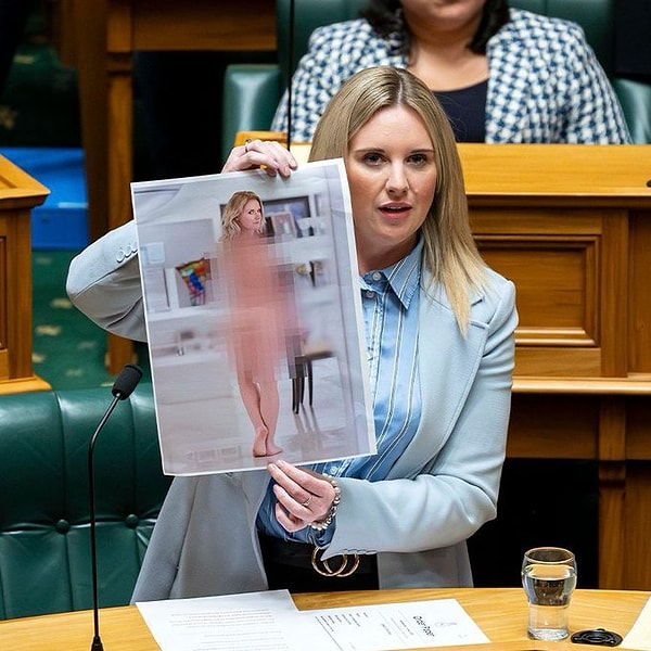 Kendi deepfake fotoğrafıyla mesaj verdi.