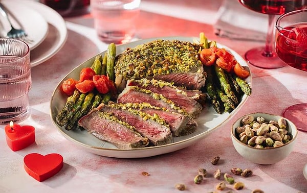 5. Antep Fıstığı Kaplamalı Domatesli ve Kuşkonmazlı Biftek