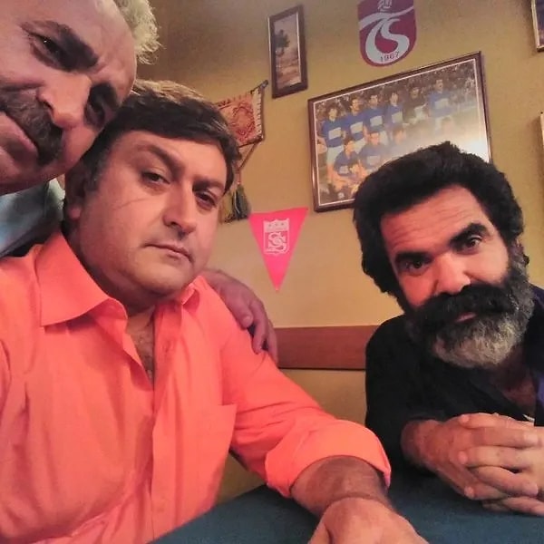O dönemlerde cast ajanslarının yaygın olmadığını belirten Koruyucu, Ayrılsak da Beraberiz dizisinde bir eksik rolü tamamlamak için sete çağrıldığını söyledi: Görseli