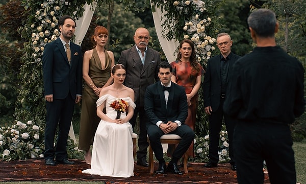 Başrollerinde Akın Akınözü ve Serra Arıtürk'ün yer aldığı yeni Show Tv dizisi son günlere damgasını vurmuş durumda. Görseli