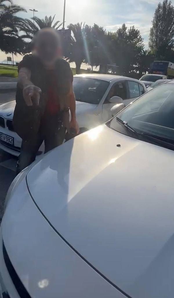 Aracından inerek koşarak geldi.
