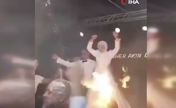 Gelin ve damadın önünde dans eden adamın kafasına köpük sıkıldı.