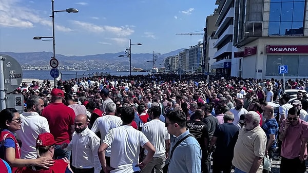 "Aynı iş yerinde çalıştığımız, aynı işi yaptığımız arkadaşlarımızla aynı ücreti almak istiyoruz."
