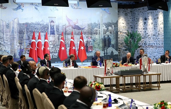Ziyaretteki yabancı dikkat çekti.