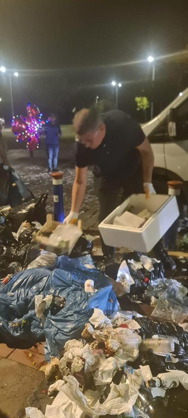 İzmir Büyükşehir Belediye Başkanı Cemil Tugay geri adım atmadı, sahaya indi, çöpleri topladı. Görseli