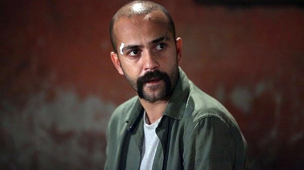 Safa Önal’ın 'Derviş Bey' ve 'Bodrum Hakimi' adlı eserlerinden uyarlanan dizide Berekoğulları ve Karahanlı ailelerinin hikayeleri işlenecek.