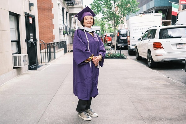 New York’ta yaşayan üç torun sahibi Dorotea Levy de Szekely, 74 yaşında üniversite mezun olarak hayatına yeni bir sayfa açtı. Görseli