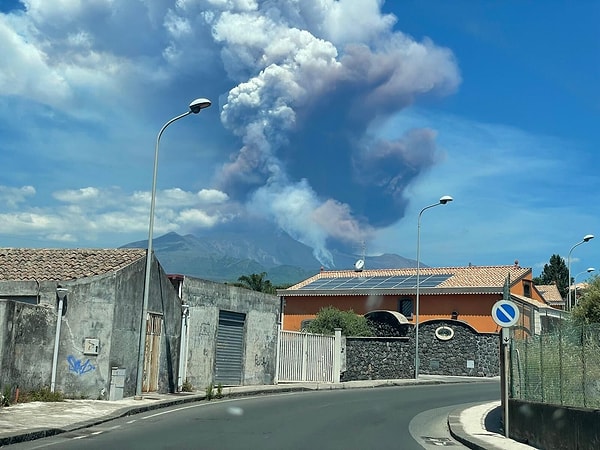 İtalya'nın Sicilya Adası'nda yer alan Etna Yanardağı’nın yeniden faaliyete geçtiği bildirildi.