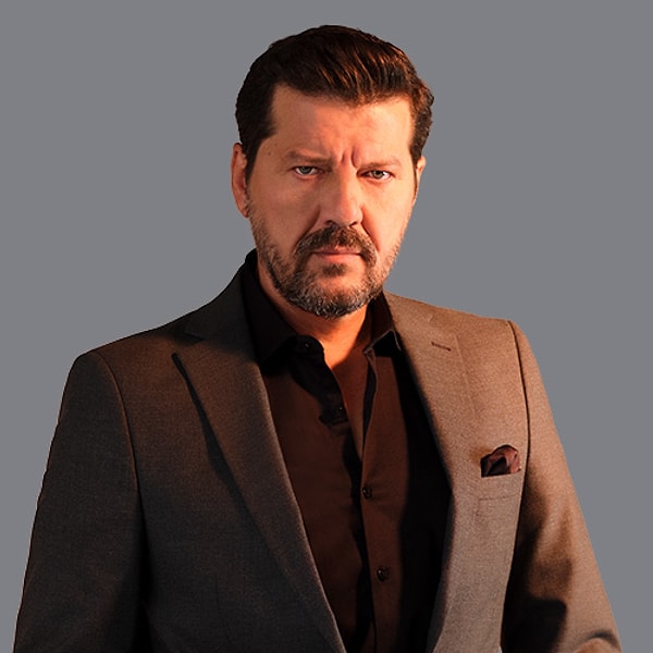 Yabancı Damat, Canım Ailem, Şahsiyet, Ramo gibi unutulmaz yapımlarda rol alarak geniş bir hayran kitlesine ulaşan ünlü oyuncu İlker Aksum, bu kez trafikteki öfkeli haliyle gündeme geldi. Görseli