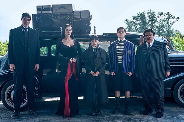 Netflix'in en iddialı yapımlarından biri olan Wednesday dünyanın birçok ülkesinde olduğu gibi ülkemizde de epey popüler oldu. Görseli