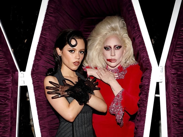 Addams Ailesi'nin (Addams Family) yeni bir uyarlaması olan "Wednesday" dizisinin ikinci sezonu da büyük heyecan yaratmış durumda. Görseli