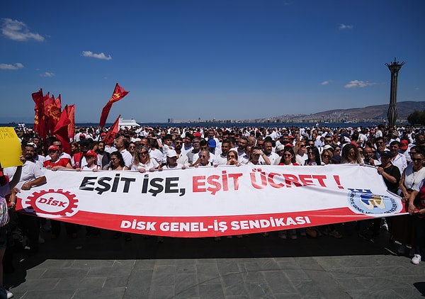 "İşçiler ve sendika greve gitti diye adeta suçlu ilan edilecek. Sakin olun lütfen! Grev haktır."