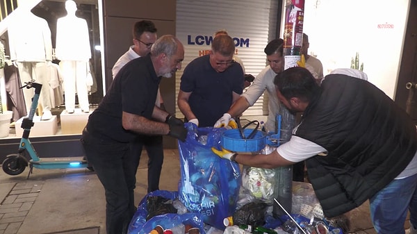 İşçilerin grevde olması nedeniyle hizmette aksamalar yaşandı. İzmir Büyükşehir Belediye Başkanı Cemil Tugay, çöp topladı.