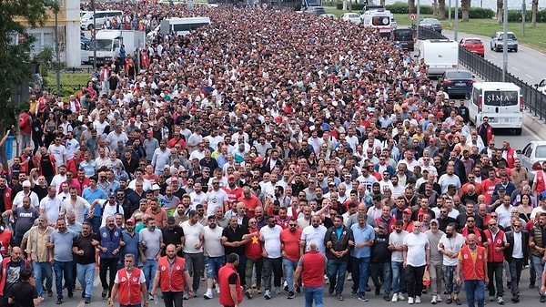 Türkiye’de uzun zamandır olmayan geniş çaplı işçi grevi İzmir’de yaşanıyor. Görseli