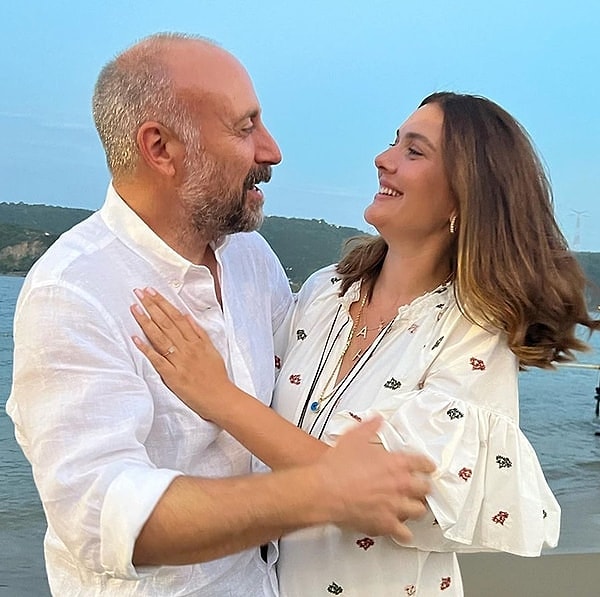 Bergüzar Korel ve Halit Ergenç çifti, mutlu evlilikleri ve çoğunlukla gözden uzak hayatlarıyla sanat camiasının gözde ailelerinden biri. Görseli