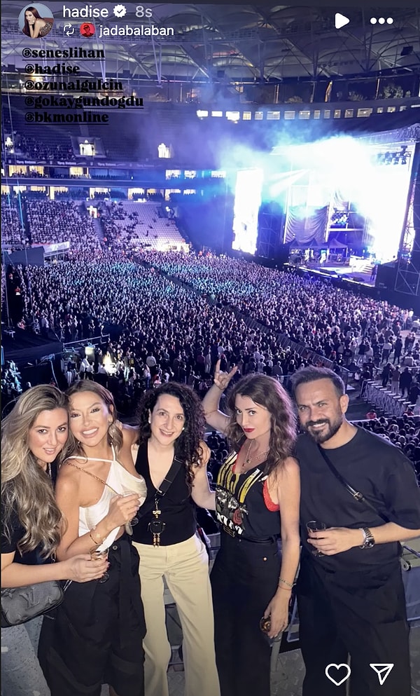 Konser öncesi sessizliğini koruyan Hadise, sosyal medya hesabından ise paylaşımlarda bulundu.