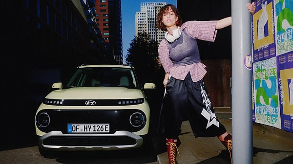 İşte Hyundai INSTER, tüm bu rotalarda yanında. Sessiz, elektrikli, pratik. İster doğaya kaç, ister şehri gez, ister konserden konsere koş…