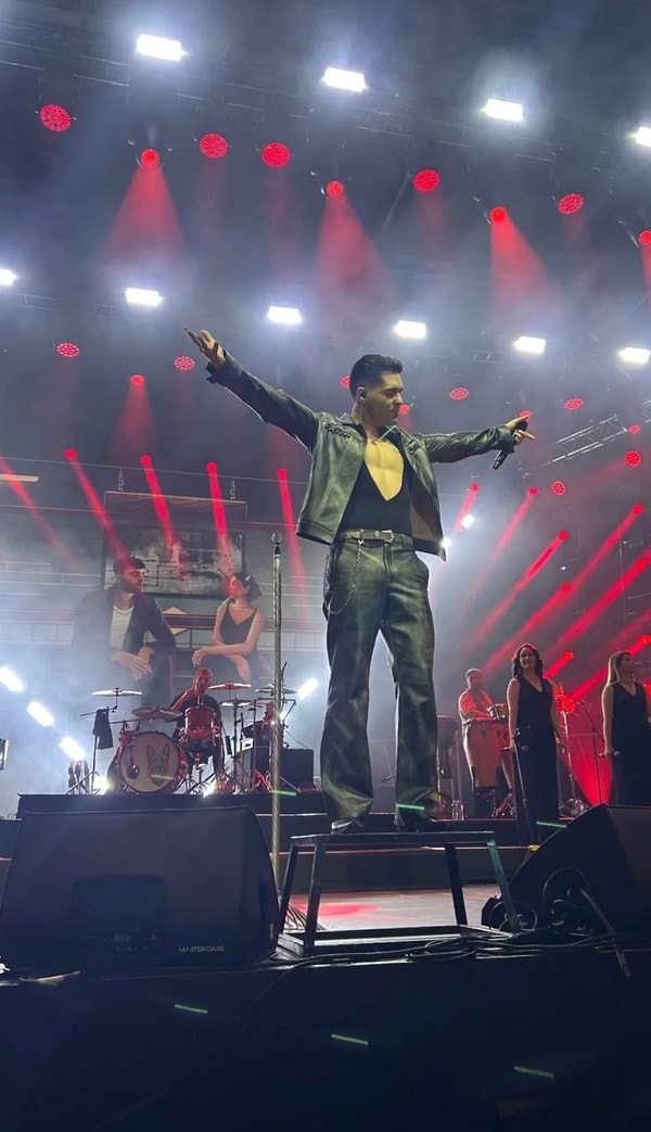 “Ali Cabbar” isimli şarkısıyla son yılların en çok konuşulan müzisyenlerinden biri haline gelen Emir Can İğrek, geçtiğimiz akşam Harbiye Cemil Topuzlu Açıkhava Tiyatrosu’nda hayranlarıyla buluştu. Görseli