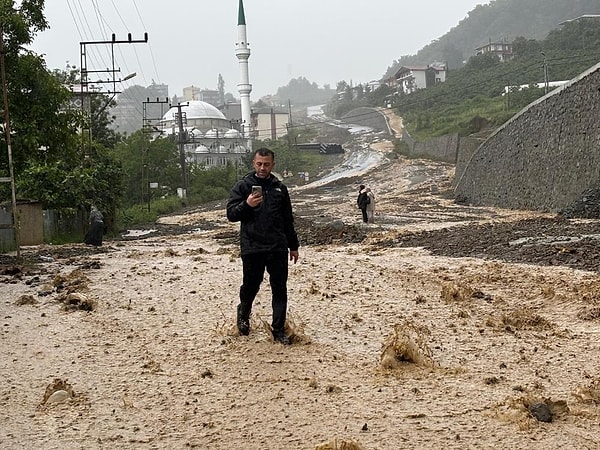 Trabzon’daki şiddetli yağmur nedeniyle yollar taştı, ev ve iş yerlerini su bastı. Görseli