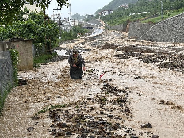 Hayvanlar telef oldu, yamaçtan düşen taşlar yolları kapattı. Görseli