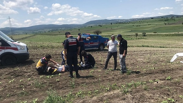 Bu esnada kaza kırıma uğrayan uçak ters döndü. Çevre sakinleri durumu 112 Acil Çağrı Merkezine bildirdi. Görseli
