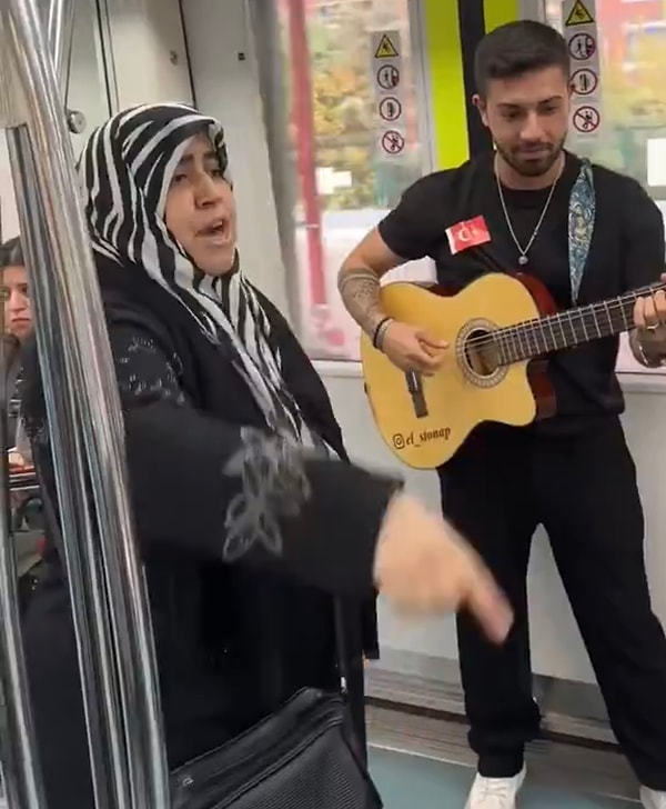 Vatandaşlar cep telefonlarıyla kayda almaya başladı. Görseli